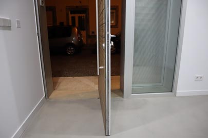 Porta de entrada: Interior lacada - Exterior composite