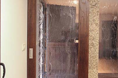 Puerta corredera en madera maciza