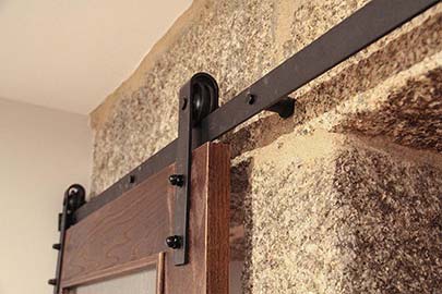 Detalle herrajes puerta granero