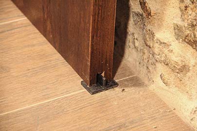 Detalle guía puerta corredera