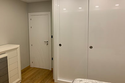 Armario lacado en blanco brillo