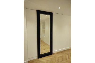 Puerta corredera con guía sobre pared